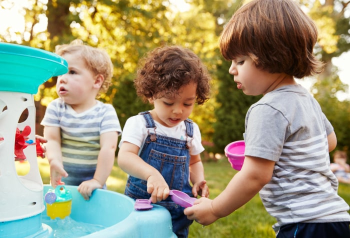 آب بازی کودکان برای رشد اجتماعی
